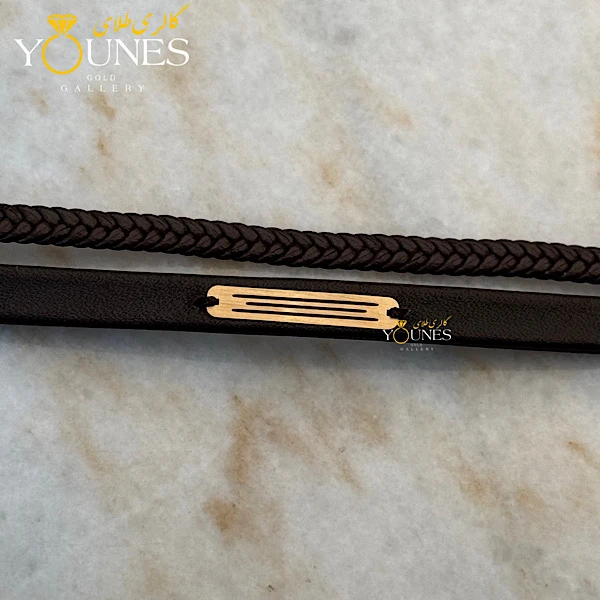 دستبند طلا مردانه چرم گیس بافت قهوه‌ای مات